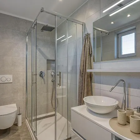 Burle With Balcony Apartment *